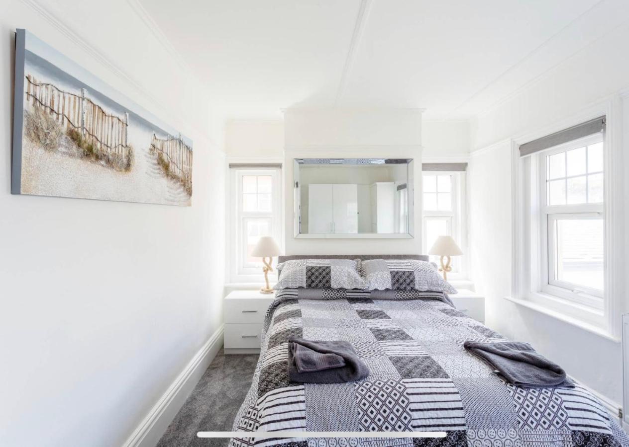 Ammonite Luxury Beachfront Apartment Lyme Regis Exterior foto